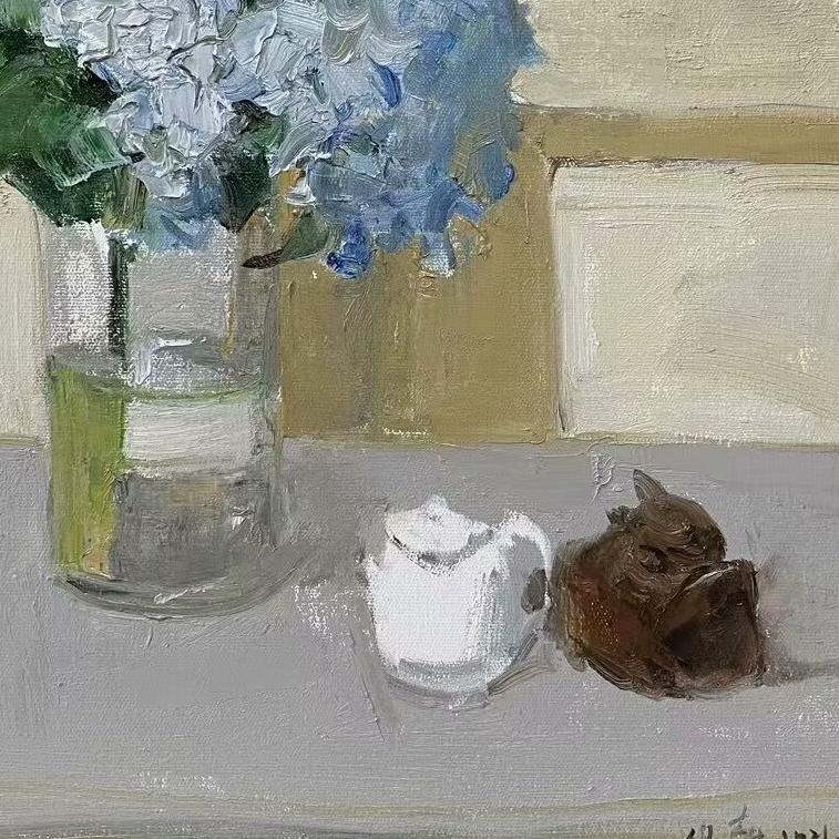 Close-up of a glass vase, white ceramic vessel, and tabletop objects, revealing quiet composition, soft light, and refined still life relationships.