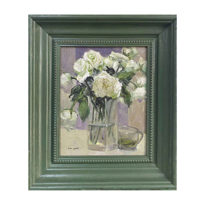 Original oil painting of white flowers arranged in a glass vase, presented in a deep green wooden frame. Soft brushwork and muted tones create a calm, collected atmosphere with a classical interior feeling.