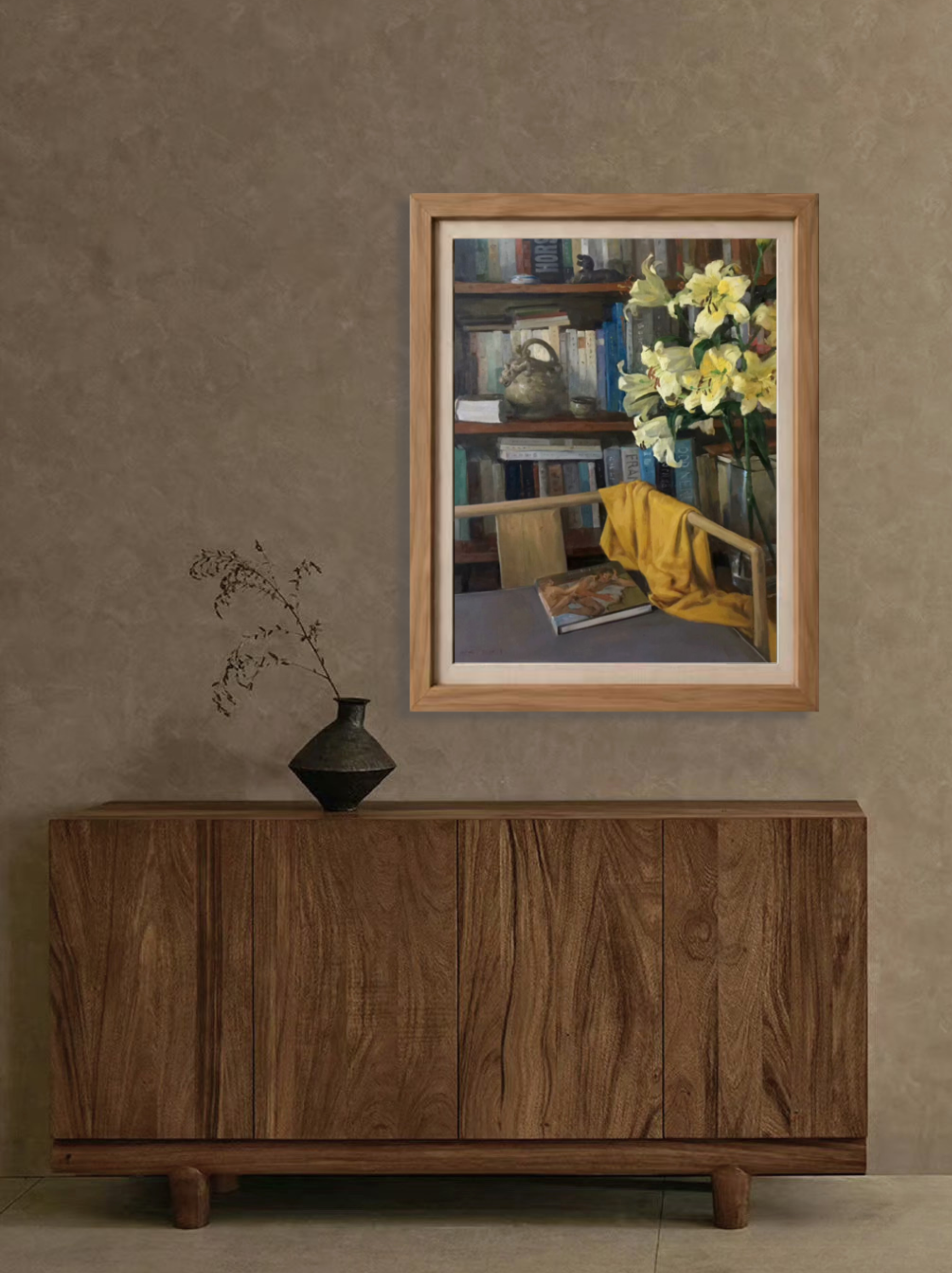 替代文本:
Framed oil painting of yellow lilies, books, and interior objects displayed on a neutral wall, creating a calm and refined focal point.